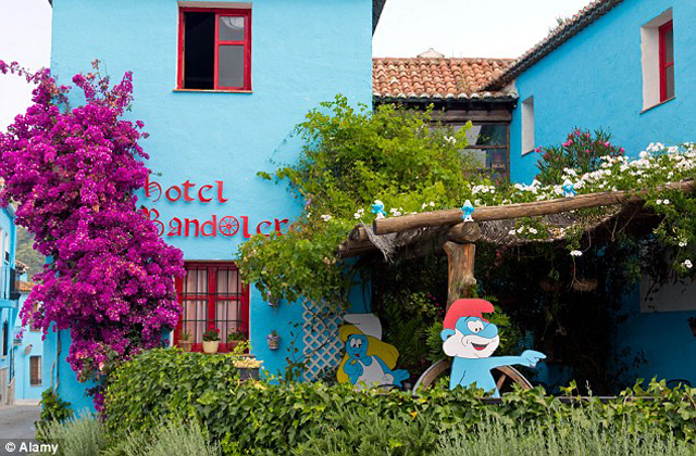 Jótt tett a falunak, hogy hupikékre festették