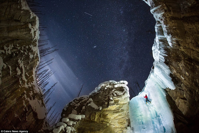 Befagyott vízesésekre kapaszkodnak fel a sziklamászók