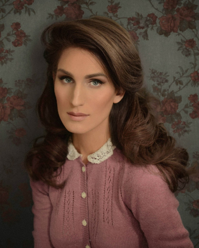 Családja előző generációinak nőtagjaivá alakult át a fotós - galéria