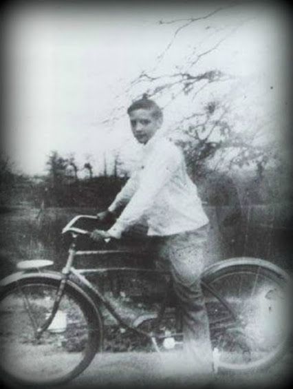 13 évesen Memphisben élete első biciklijén ülve.