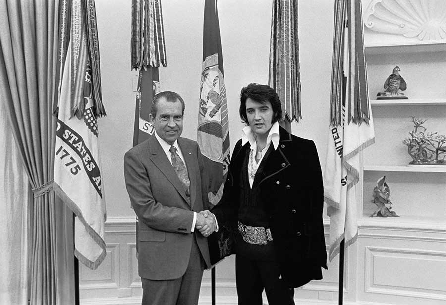 1970-ben látta vendégül őt Richard Nixon a Fehér Házban. Elvis - irónikus módon - megkérte az elnököt, adjon neki egy a Narkotikumok és Veszélyes Drogok Hivatalát szimbolizáló 