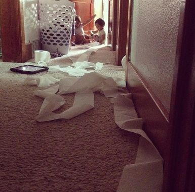 Vicces fotók: amikor pici gyerekek nagyon nagy rendetlenséget csinálnak