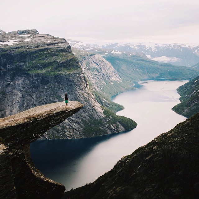 Elképesztő fotókat készít utazásai során magáról egy férfi
