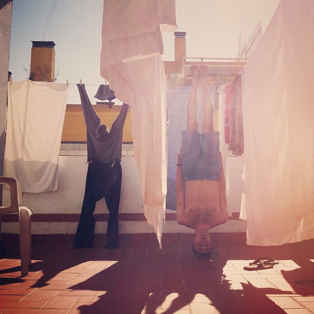 Elképesztő fotókat készít utazásai során magáról egy férfi