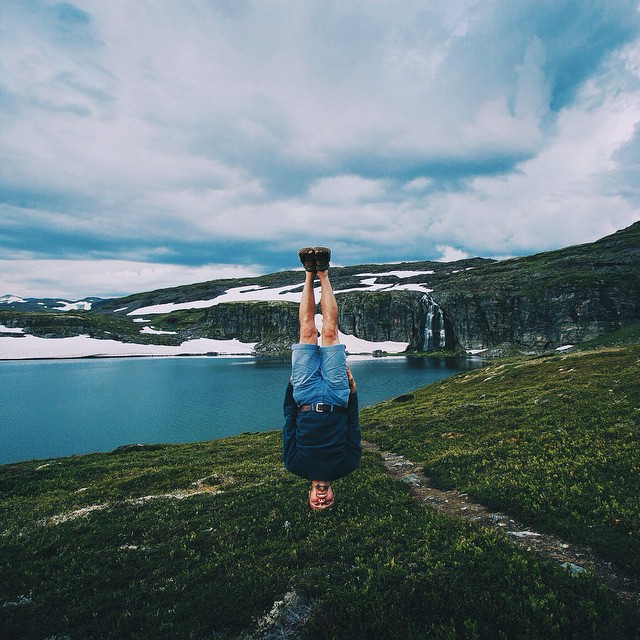 Elképesztő fotókat készít utazásai során magáról egy férfi