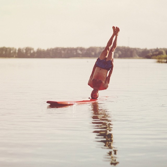 Elképesztő fotókat készít utazásai során magáról egy férfi