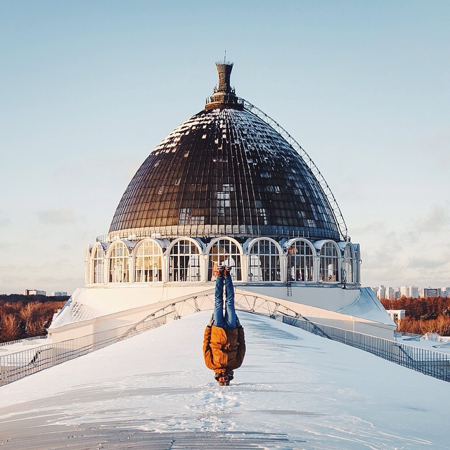 Elképesztő fotókat készít utazásai során magáról egy férfi Elképesztő fotókat készít utazásai során magáról egy férfi