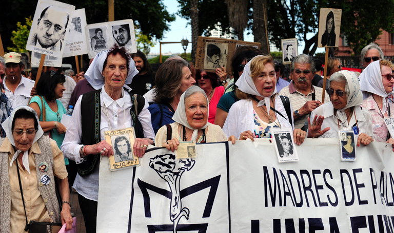 Megemlékezés az elrabolt gyermekekről, a Plaza de Mayon 2013-ban