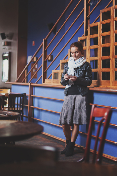 Fekete póló, fekete bőrdzseki – Angex, Monsoon kötött szoknya, kék-fehér mintás sál - Háda