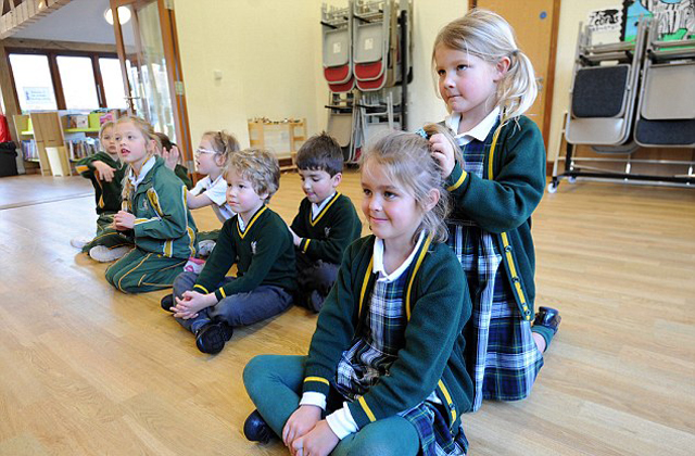 5 éveseknek oktatnak masszázst