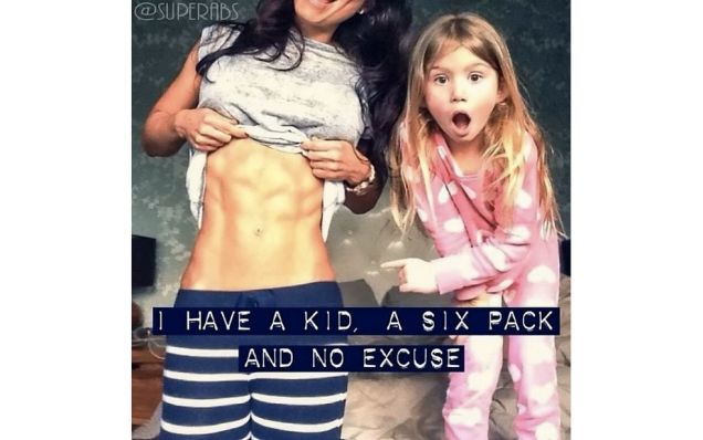 Abby Pell a kislányával és a kockahasával