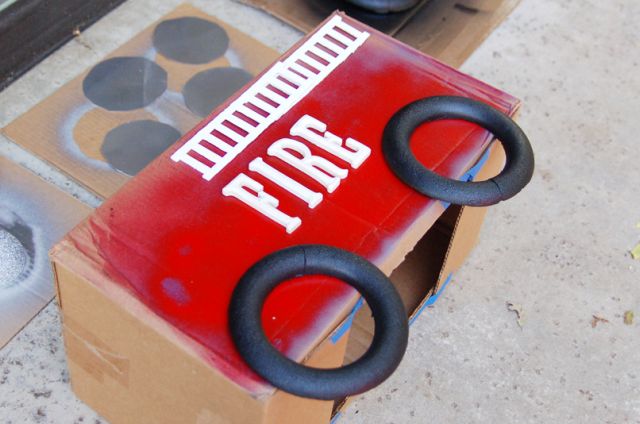 Farsangi jelmez: tűzoltóautó