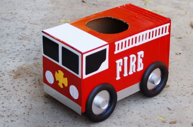Farsangi jelmez: tűzoltóautó