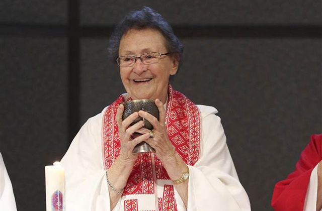 Katolikus pap lett egy 80 éves asszony