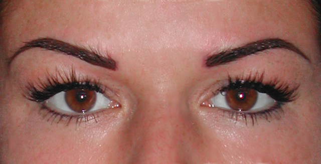 Satírozott szemöldök tribal technikával