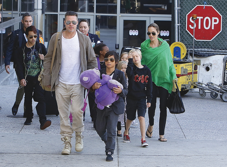 Bárhová is utaznak, a gyerekeket mindig magukkal viszik