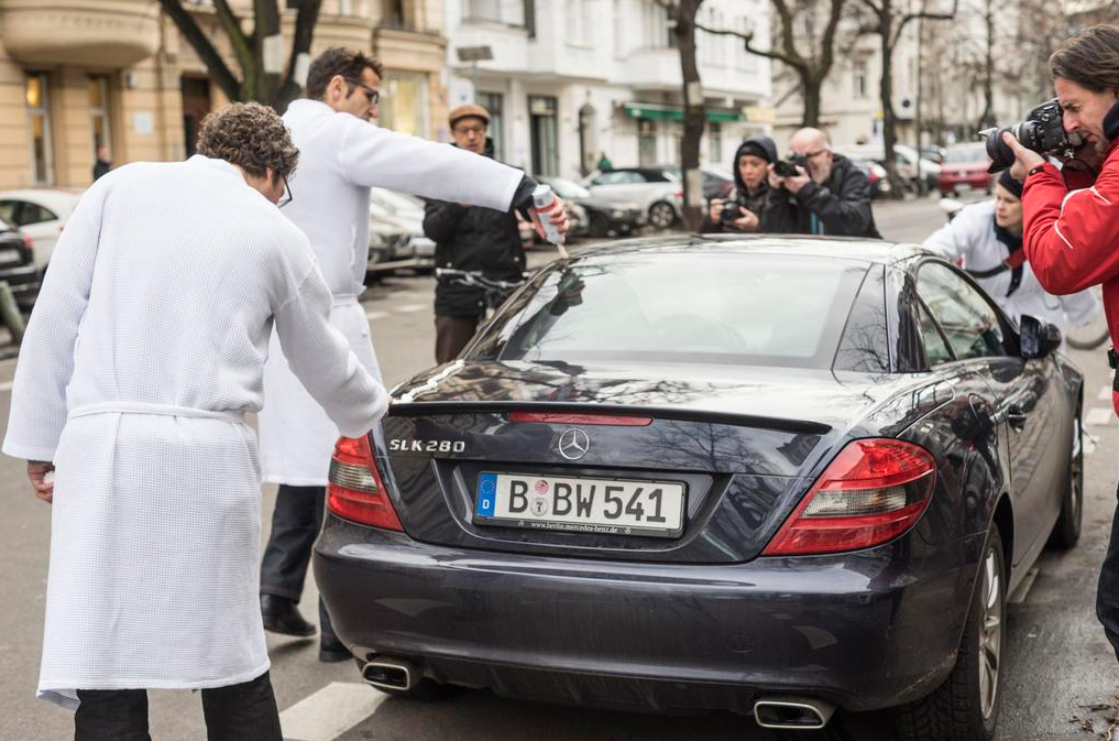 Így büntetik a biciklisávon parkoló autókat - fotók Így büntetik a biciklisávon parkoló autókat - fotók