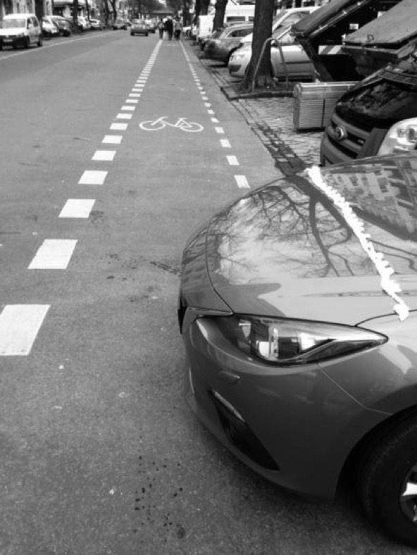 Így büntetik a biciklisávon parkoló autókat - fotók Így büntetik a biciklisávon parkoló autókat - fotók