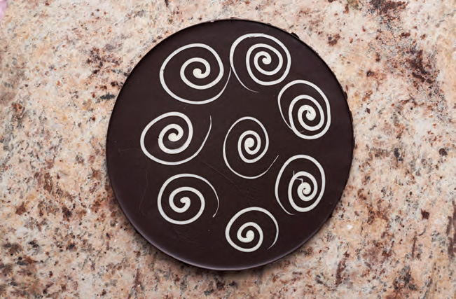 Csokicsigák, tésztavirágok: képes útmutató az édességek díszítéséhez Csokicsigák, tésztavirágok: képes útmutató az édességek díszítéséhez