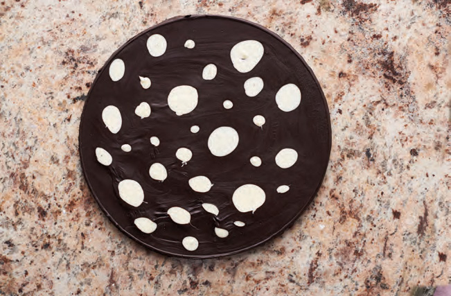 Csokicsigák, tésztavirágok: képes útmutató az édességek díszítéséhez Csokicsigák, tésztavirágok: képes útmutató az édességek díszítéséhez