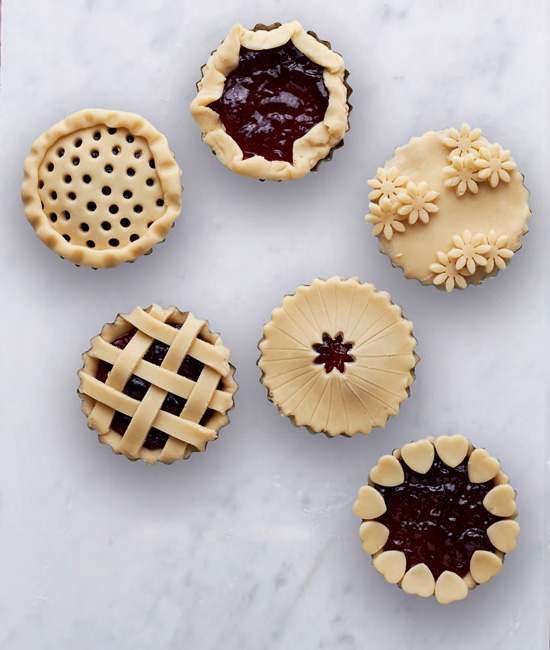 Csokicsigák, tésztavirágok: képes útmutató az édességek díszítéséhez Csokicsigák, tésztavirágok: képes útmutató az édességek díszítéséhez