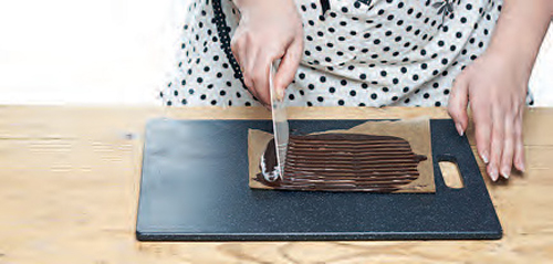 Csokicsigák, tésztavirágok: képes útmutató az édességek díszítéséhez Csokicsigák, tésztavirágok: képes útmutató az édességek díszítéséhez