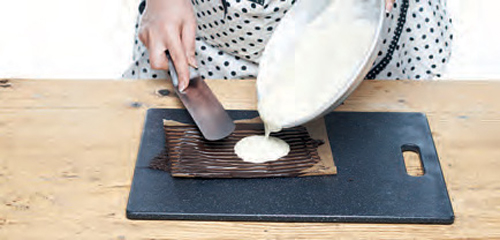 Csokicsigák, tésztavirágok: képes útmutató az édességek díszítéséhez Csokicsigák, tésztavirágok: képes útmutató az édességek díszítéséhez