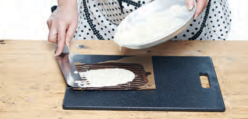 Csokicsigák, tésztavirágok: képes útmutató az édességek díszítéséhez Csokicsigák, tésztavirágok: képes útmutató az édességek díszítéséhez