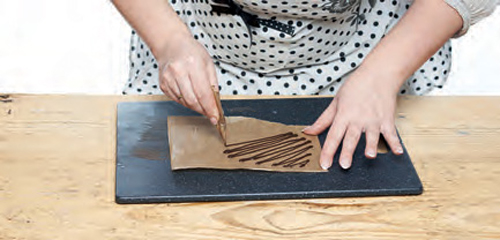 Csokicsigák, tésztavirágok: képes útmutató az édességek díszítéséhez Csokicsigák, tésztavirágok: képes útmutató az édességek díszítéséhez