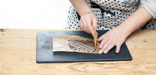 Csokicsigák, tésztavirágok: képes útmutató az édességek díszítéséhez Csokicsigák, tésztavirágok: képes útmutató az édességek díszítéséhez