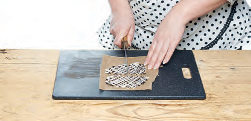 Csokicsigák, tésztavirágok: képes útmutató az édességek díszítéséhez Csokicsigák, tésztavirágok: képes útmutató az édességek díszítéséhez