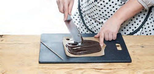 Csokicsigák, tésztavirágok: képes útmutató az édességek díszítéséhez Csokicsigák, tésztavirágok: képes útmutató az édességek díszítéséhez