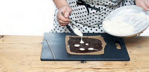 Csokicsigák, tésztavirágok: képes útmutató az édességek díszítéséhez Csokicsigák, tésztavirágok: képes útmutató az édességek díszítéséhez