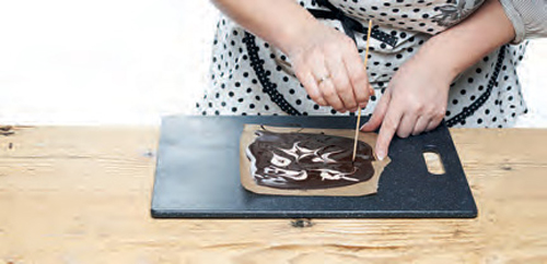 Csokicsigák, tésztavirágok: képes útmutató az édességek díszítéséhez Csokicsigák, tésztavirágok: képes útmutató az édességek díszítéséhez