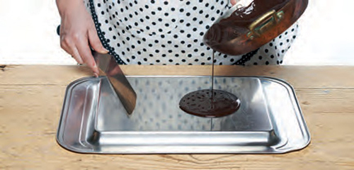 Csokicsigák, tésztavirágok: képes útmutató az édességek díszítéséhez Csokicsigák, tésztavirágok: képes útmutató az édességek díszítéséhez