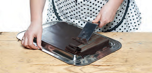 Csokicsigák, tésztavirágok: képes útmutató az édességek díszítéséhez Csokicsigák, tésztavirágok: képes útmutató az édességek díszítéséhez