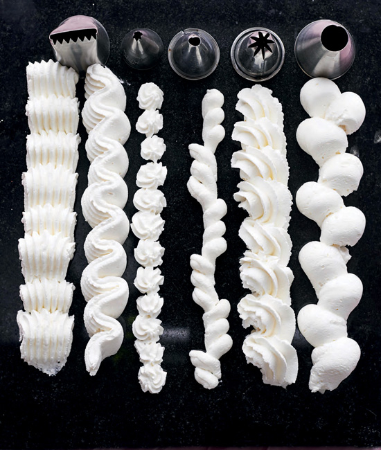 Csokicsigák, tésztavirágok: képes útmutató az édességek díszítéséhez Csokicsigák, tésztavirágok: képes útmutató az édességek díszítéséhez