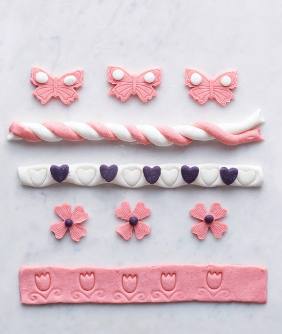 Csokicsigák, tésztavirágok: képes útmutató az édességek díszítéséhez Csokicsigák, tésztavirágok: képes útmutató az édességek díszítéséhez