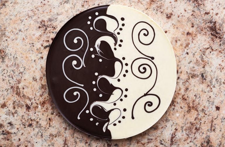 Csokicsigák, tésztavirágok: képes útmutató az édességek díszítéséhez Csokicsigák, tésztavirágok: képes útmutató az édességek díszítéséhez