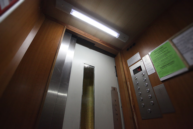 Felújított felvonó Óbudán, a Szőlő utcai Faluházban