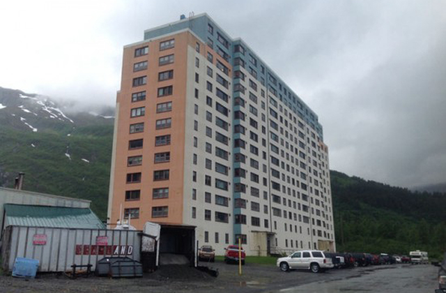 Közös házban él egy egész kisváros