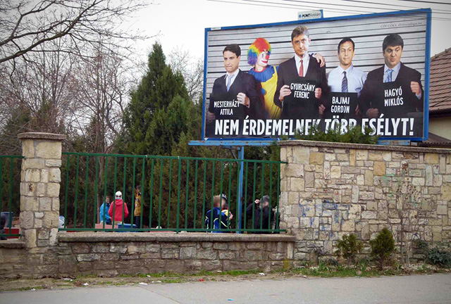 CÖF plakát egy iskola udvarán - Fotó: 444.hu