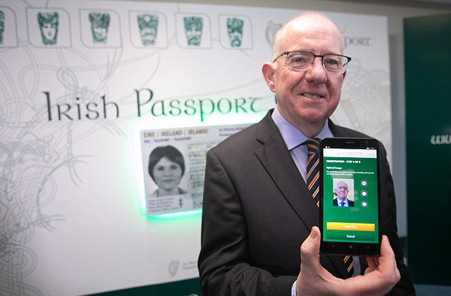 Az ír külügyminiszter, Charles Flanagan mutatta be, milyen a szabályos útlevélselfie