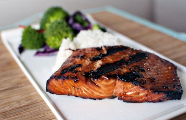 Gyors vacsora: grillezett hal vajas-fokhagymás petrezselyemmel Gyors vacsora: grillezett hal vajas-fokhagymás petrezselyemmel