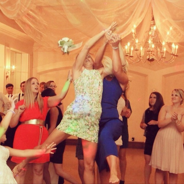 Kié lesz a menyasszony csokra? A legjobb fotók a nagy pillanatról