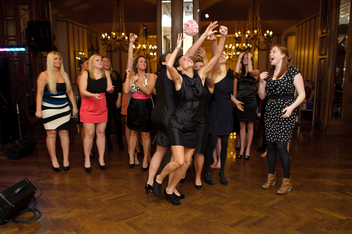 Kié lesz a menyasszony csokra? A legjobb fotók a nagy pillanatról