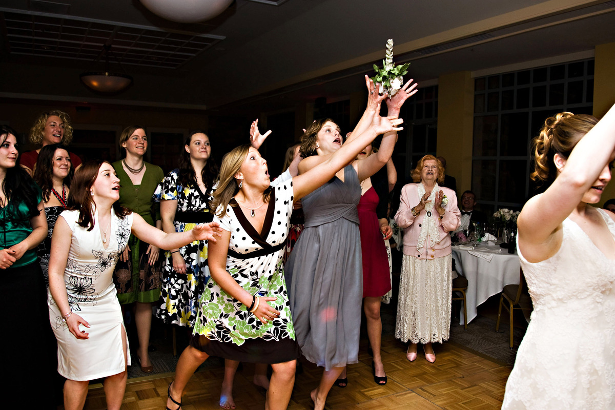 Kié lesz a menyasszony csokra? A legjobb fotók a nagy pillanatról