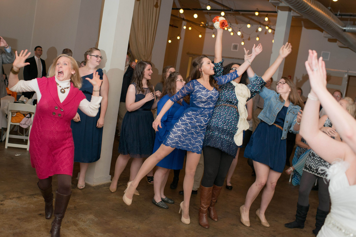 Kié lesz a menyasszony csokra? A legjobb fotók a nagy pillanatról