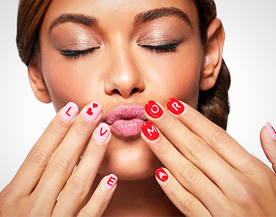 Valentin-nap: Szívecskés manikűr
