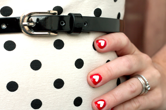 Valentin-nap: Szívecskés manikűr